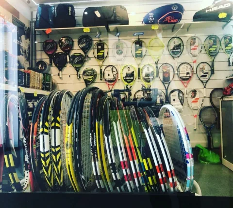 Customización y Personalización de Raquetas de Tenis para Profesionales en Barcelona