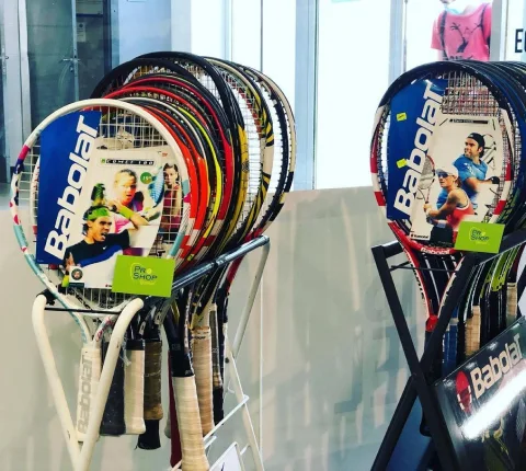 Customización y Personalización de Raquetas de Tenis para Profesionales en Barcelona
